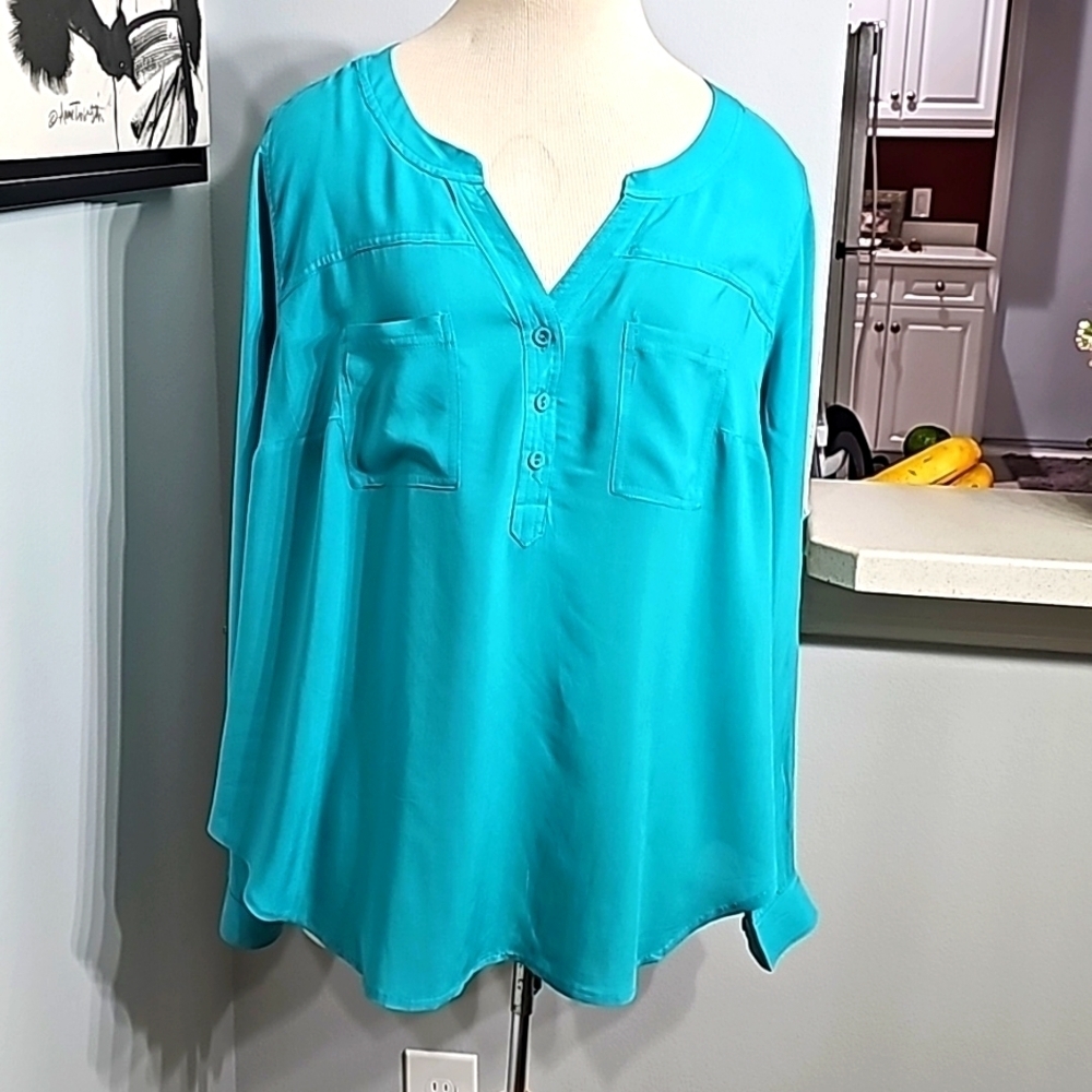 TORRID‎ Women's blouse, tourqwise large. Henley with three covered buttons. NWT